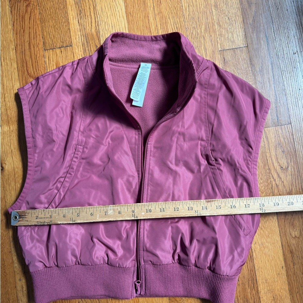 ALO Yoga Zip-Up Vest in Rose Mauve color. Excellent condition. Size Medium - Picture 3 of 6